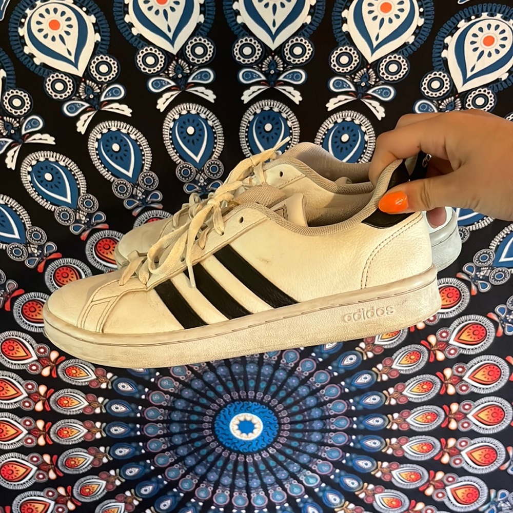 ADIDAS TENNIS SHOES. WOMENS 7 1/2